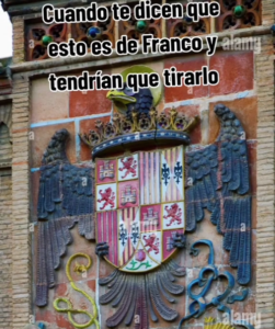 El escudo con el yugo y las flechas de los Reyes Católicos