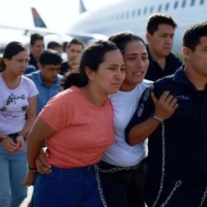 Colombianos llegando a su tierra tras la expulsión de Estados Unidos