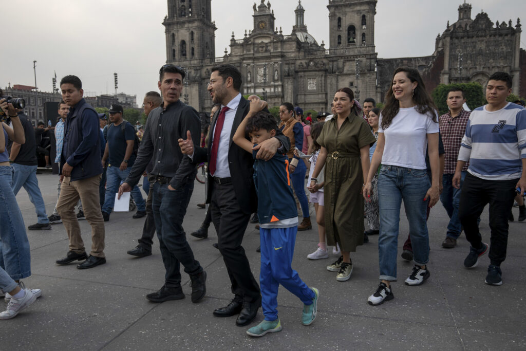 Mexicanos de epoca actual paseando por el Centro de la Ciudad de Mexico